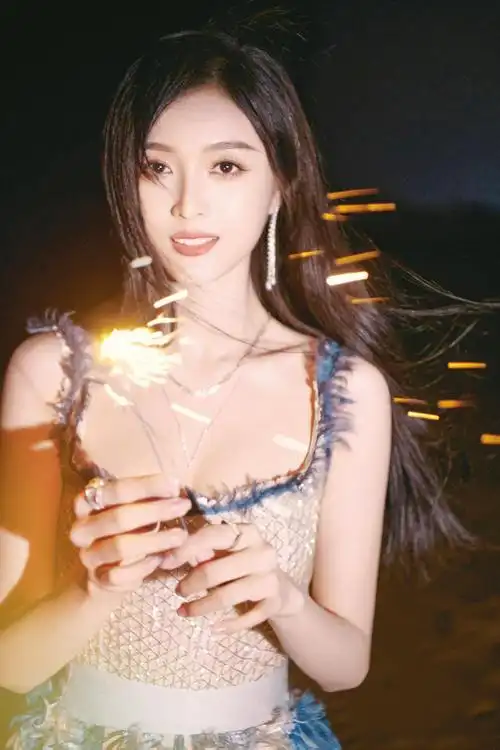 吴宣仪金鸡奖闭幕式造型海边氛围感十足优雅高贵的小选