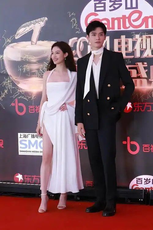 红毯|胡歌|李沁|关晓彤_网易订阅