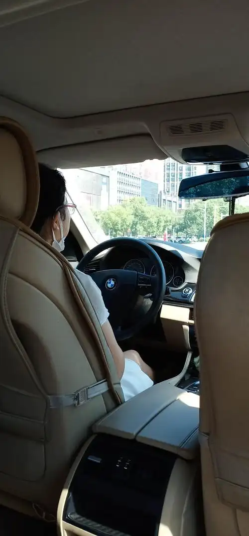 大家都兴致勃勃的座在车子上