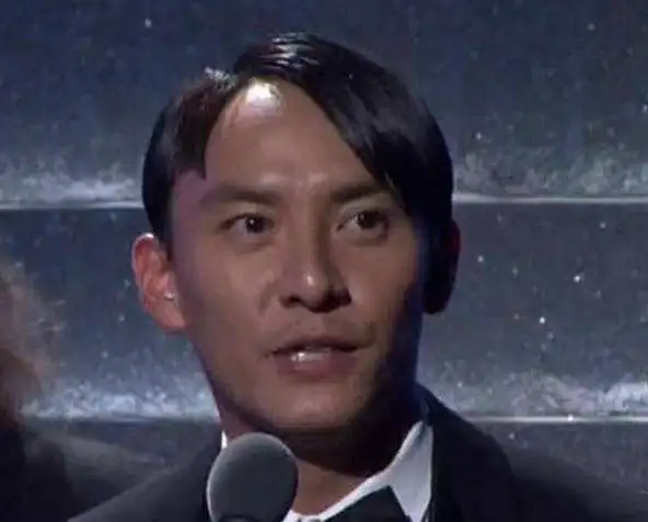 吴彦祖发际线还能接受,他21岁就脱发能接受吗?