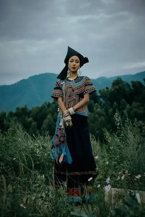 照片中,她身穿彝族传统服饰据悉,吉克隽逸将亮相2021中秋晚会,并在