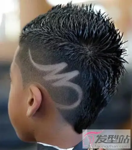 小男孩酷炫发型刻痕短发吸睛帅气