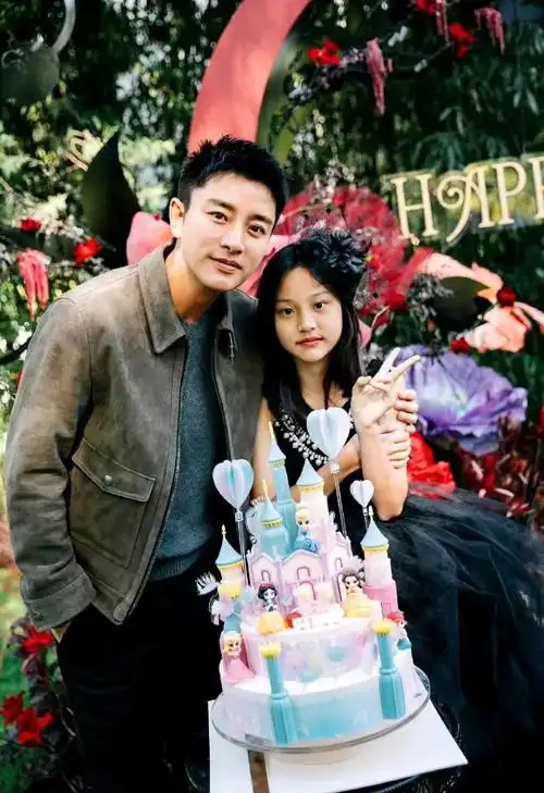 甜馨生日会真隆重!李小璐穿露脐装跟贾乃亮高调同框,嗯哼也来了