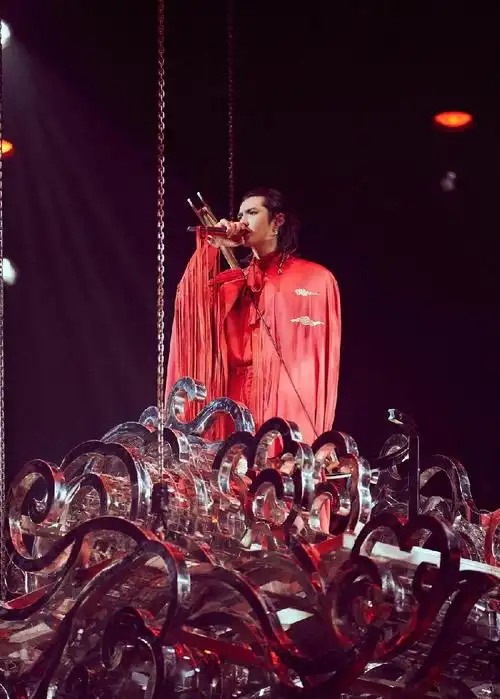 吴亦凡演唱会解锁百变造型,长发红衣时尚个性西装帅气 - 上游新闻