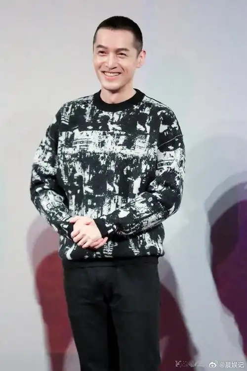 有种"神颜"叫胡歌寸头!从帅气小生到儒雅大叔,奔四依旧是男神