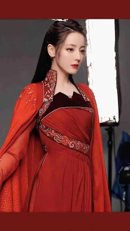 迪丽热巴一袭古装红衣,身材高挑,艳若桃李,非常漂亮.