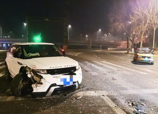 疯狂路虎凌晨肇事追尾两车致两人受伤