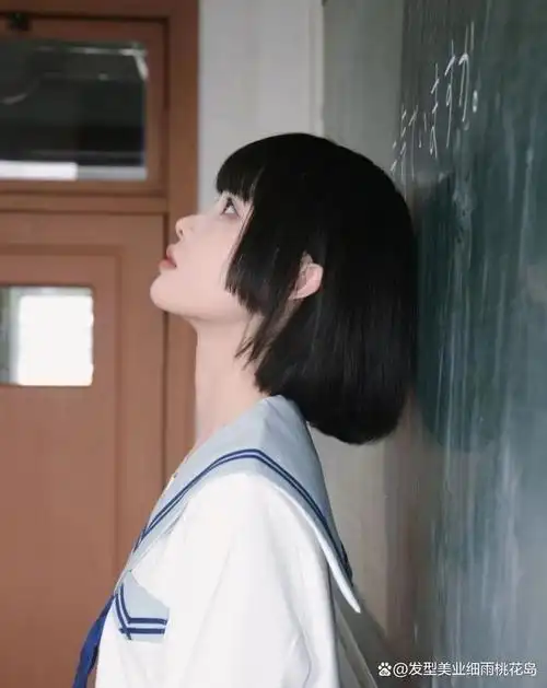 学生头,脸大脸小都适合,不用烫染就很好看的短发,发量多的女生剪了