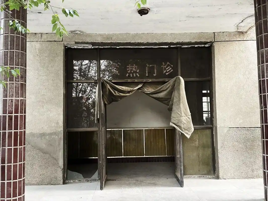 地址:青海省格尔木市的西格办医院,据说是盗墓笔记里格尔木疗养院的