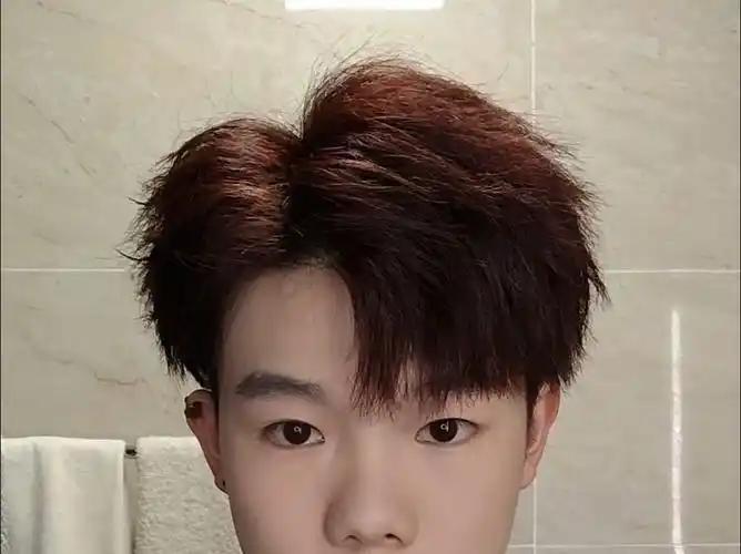 新鲜出炉的漫画三七分发型来了