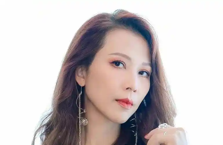 年轻时娇憨甜美,年纪大了越长越"刻薄"的7位女星,个个变化大_章子怡