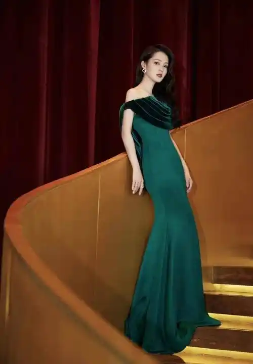 拍摄写真中李沁身穿绿色丝绒百褶鱼尾晚礼服,高端奢华大秀身材