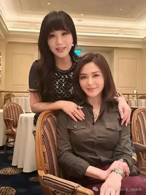 62岁关之琳与61岁甄子丹豪宅内聚会真是越穿越年轻漂亮又帅气