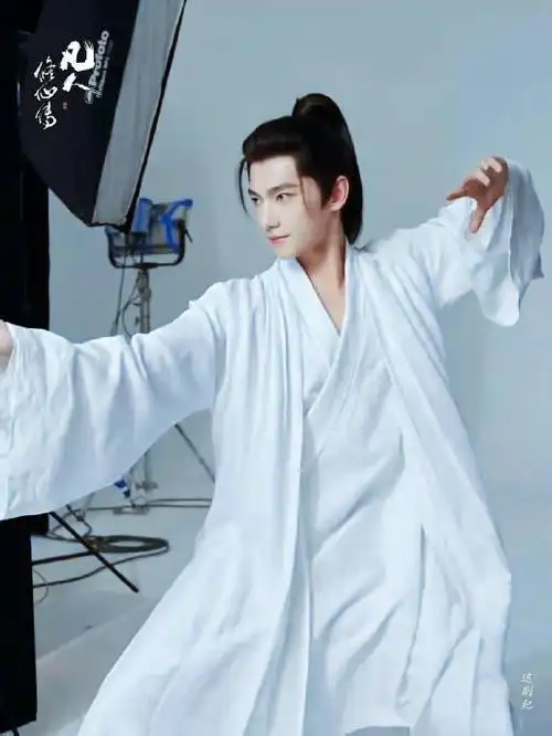 杨洋,古装,白衣,高马尾,反手握刀,谁懂这个含金量啊
