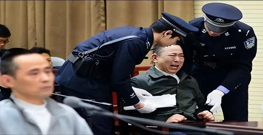 回顾:2015年,四川黑老大刘汉被执行死刑,临去刑场时神情恍惚