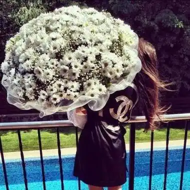 女生唯美侧面捧花头像女生 女生头像图片大全 -【爱个性】