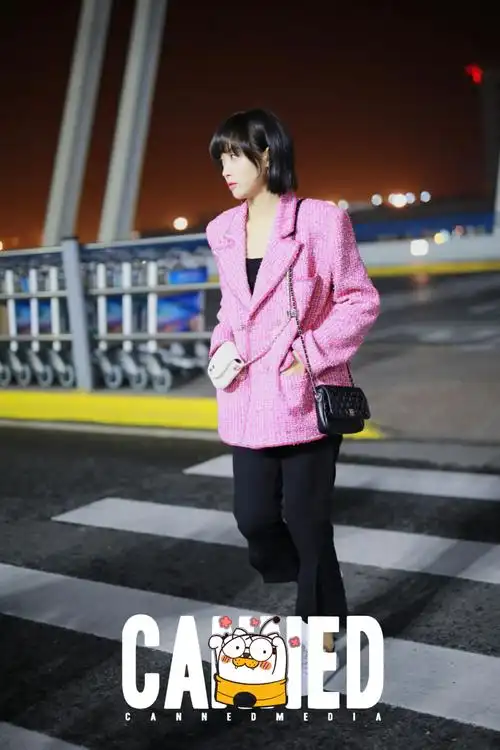 宋茜机场街拍,身穿西装御姐范儿十足