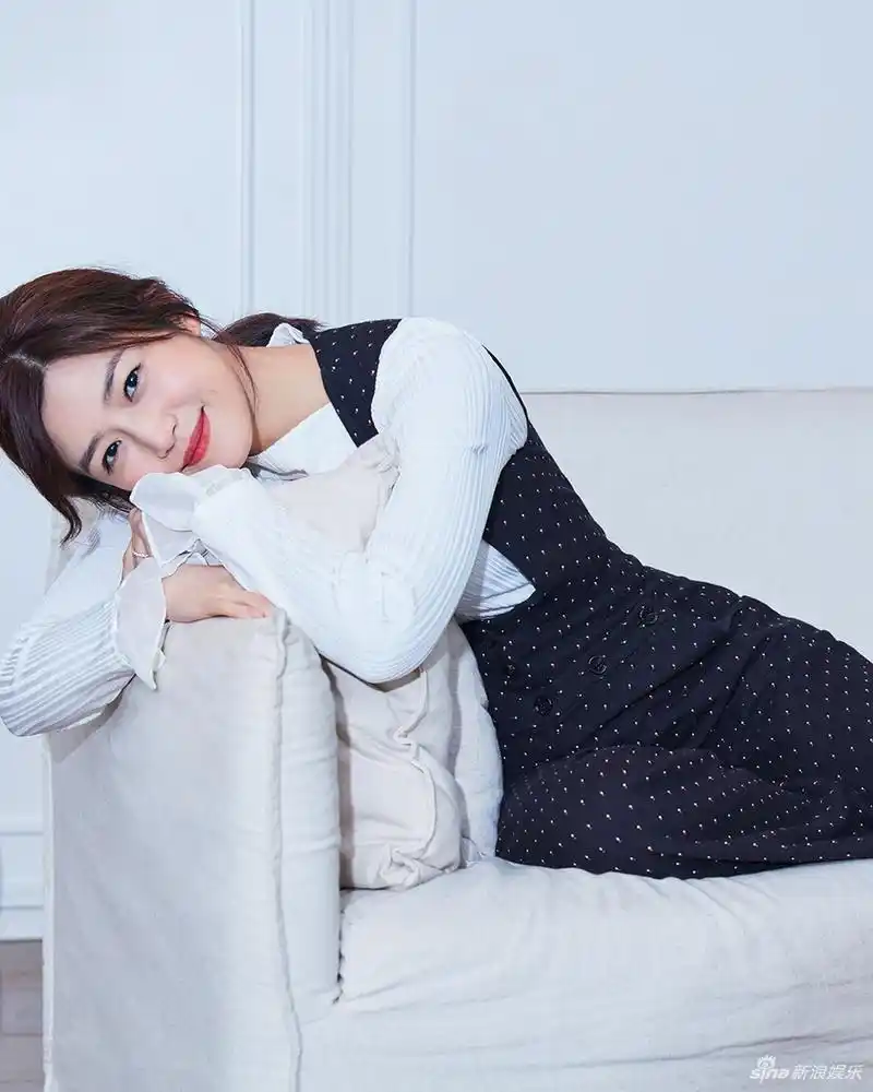 辣妈陈妍希最新写真曝光 阔腿裤演绎柔美干练风(2)_娱乐八卦_娱乐