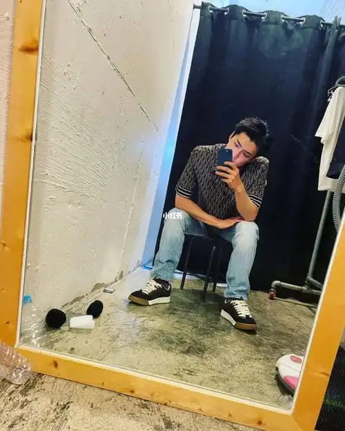 0803吴世勋ins更新一则对镜自拍来啦