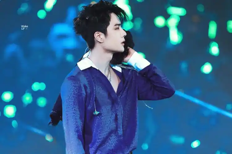 可以分享一些王一博让路人惊艳的照片吗