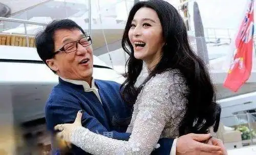 45岁李冰冰与37岁范冰冰对比,差距一目了然,难怪成龙更喜欢她!