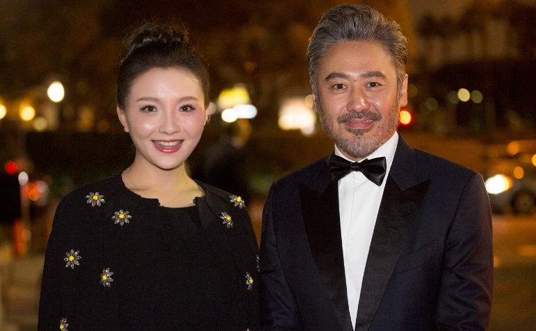 唯有吴秀波与姚晨的合照,吴秀波这是什么表情,惊呆了吗?