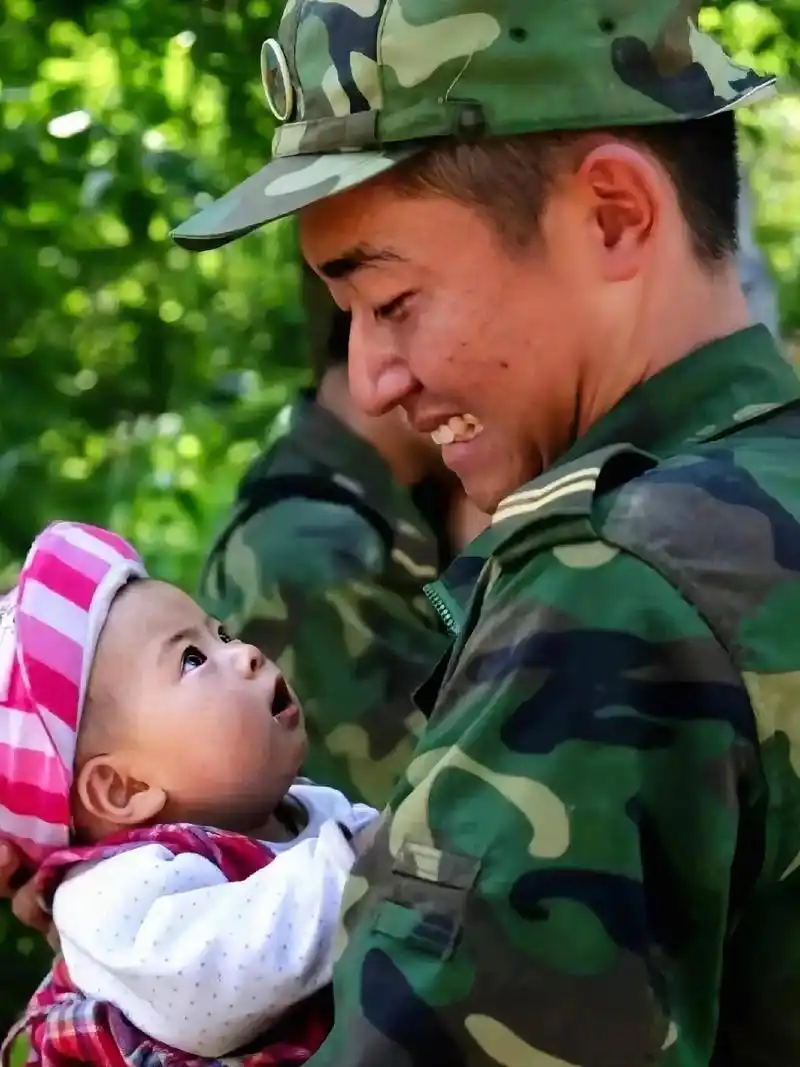 汶川地震期间战士盛于峰怀抱一个婴儿的视频,被记者拍到