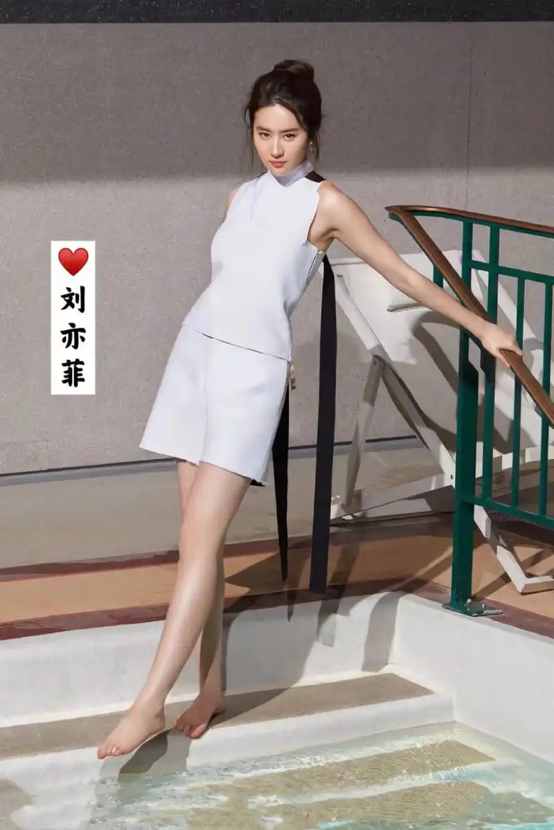 一线女明星,光脚丫合集 你最喜欢谁的呢?