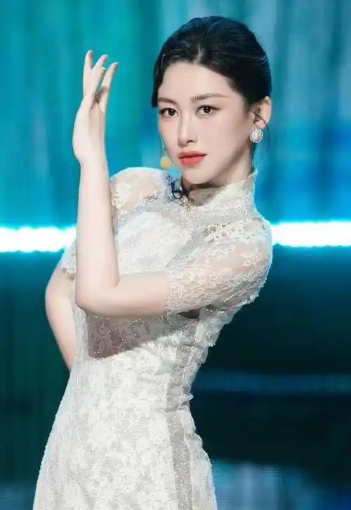 朱珠表演第五首《旗袍女神》,身穿高开衩长裙,性感迷人,前后曲线优美