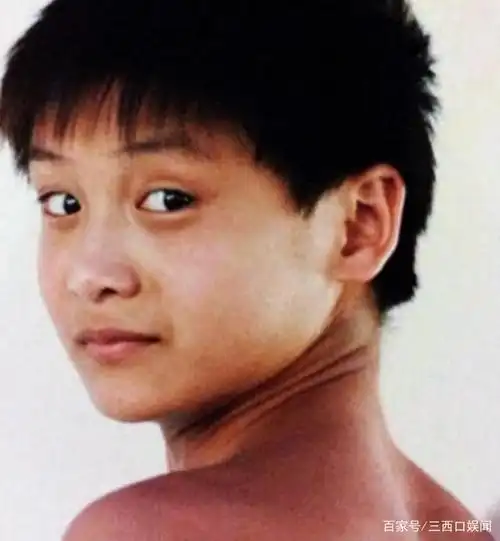 何炅童年私房照,网友:难得一见,从小就那么的机灵.