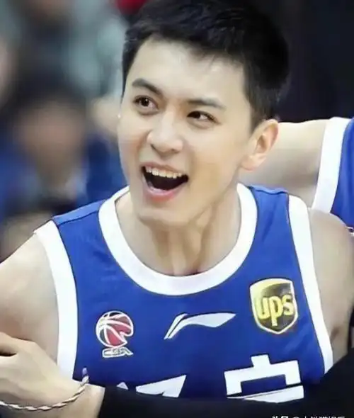 就算五官稍微有点不完美,也能散发出一种迷人的氛围帅