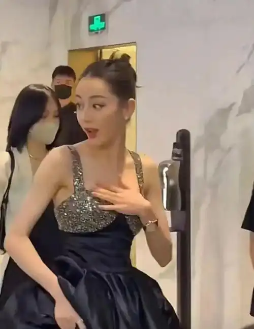 迪丽热巴走哪捂哪太做作看到她生活照终于理解她的难处了