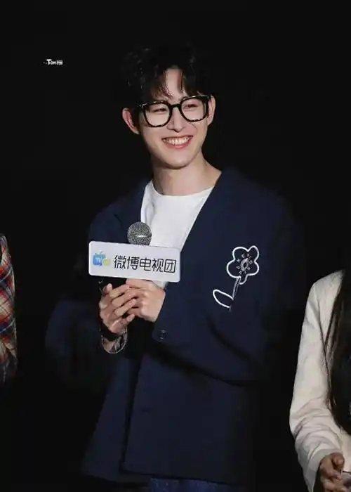 21娱乐瓜:龚俊任嘉伦檀健次赵露思吴磊关晓彤金晨文咏珊田嘉瑞_活动