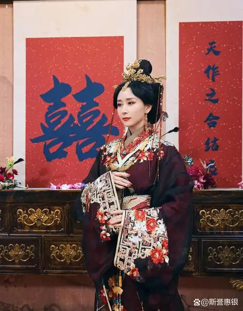 胡静一身优雅,端庄大气,眼神里全是自信