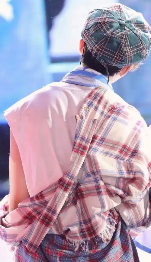 分享蔡徐坤背影合集 是光看背影就很好骗的蔡小葵