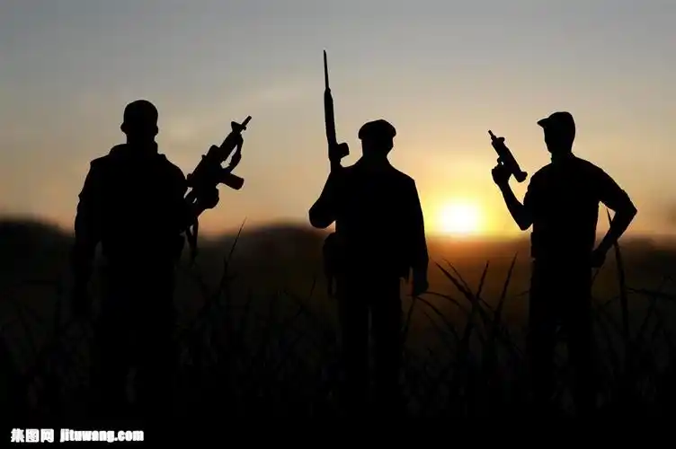 夕阳下的士兵