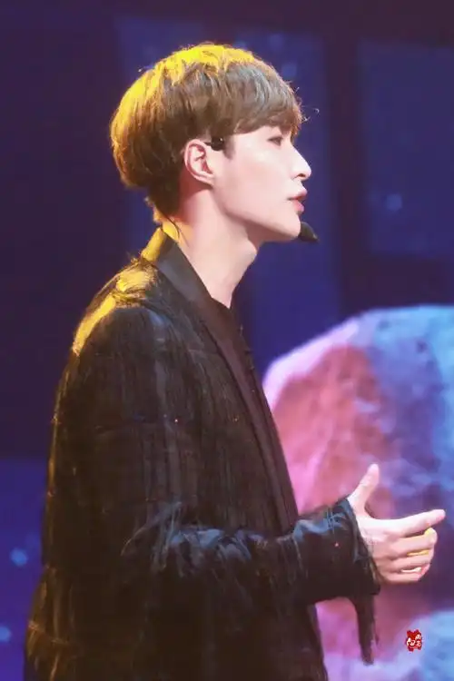 张艺兴#侧颜鲨真的太绝了,期待演唱会,期待新剧,期待一切