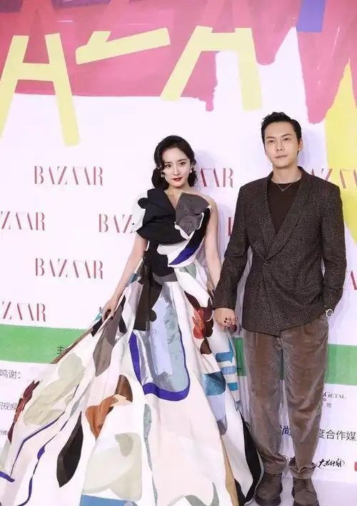 陈伟霆angelababy蔡卓妍世纪同台同框合照上演尴尬一幕登热搜