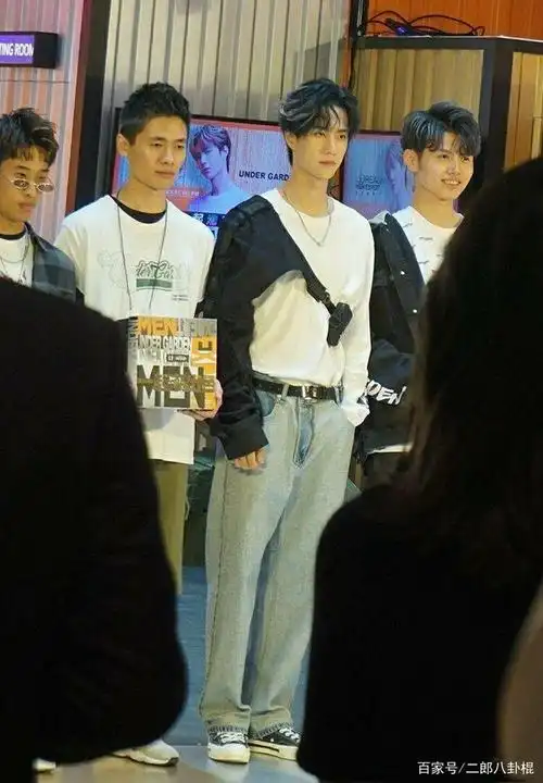 路人镜头下的王一博,没有了灯光却让人感觉好亲切