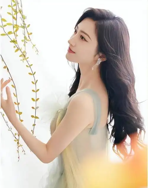 景甜梦幻写真清透感十足