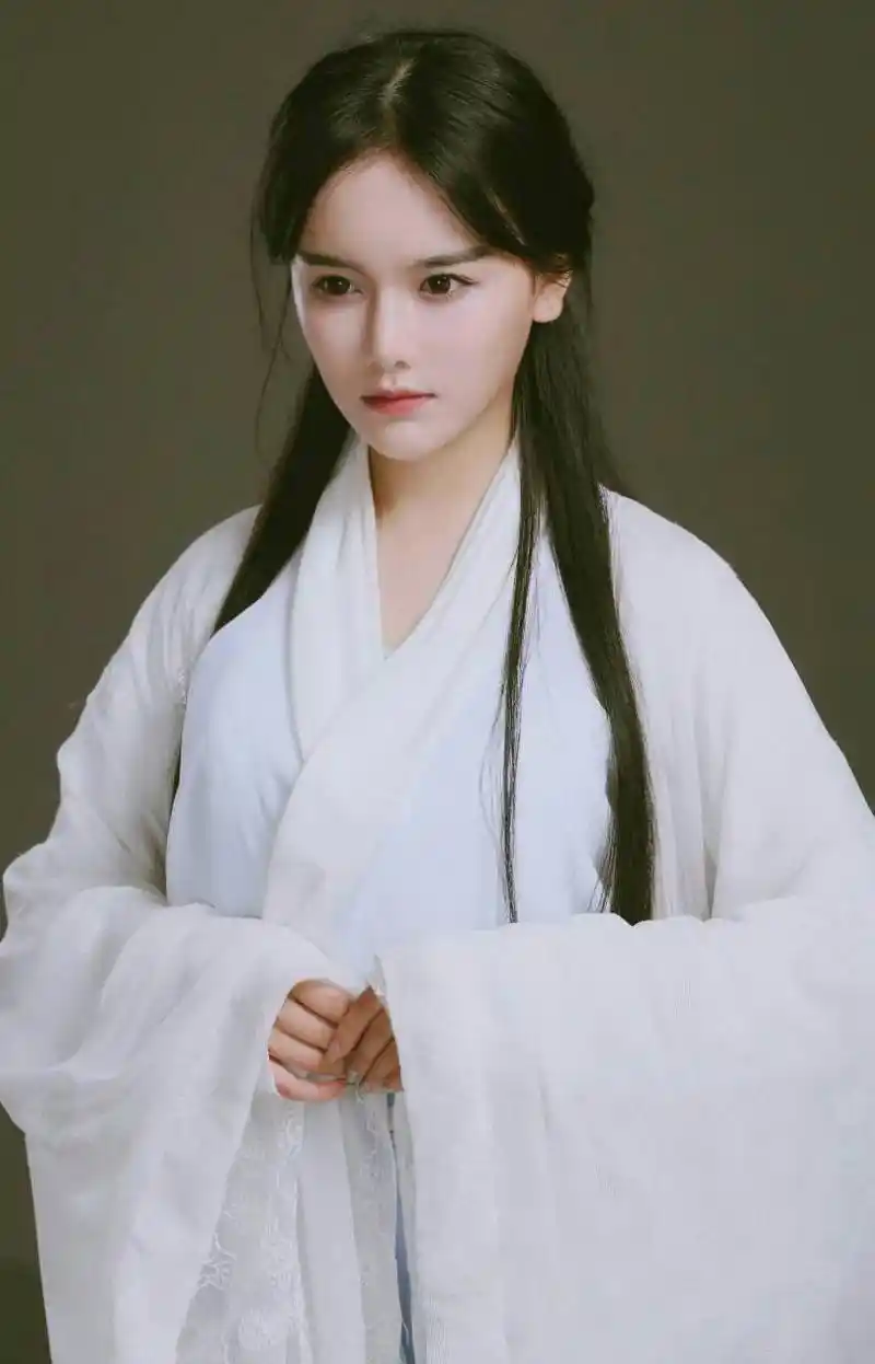 2012年,南笙的一组复古风写真迅速蹿红网络,长相出挑的她被荣信达第一