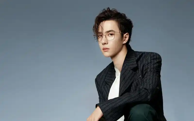 王一博雅痞帅气写真桌面壁纸