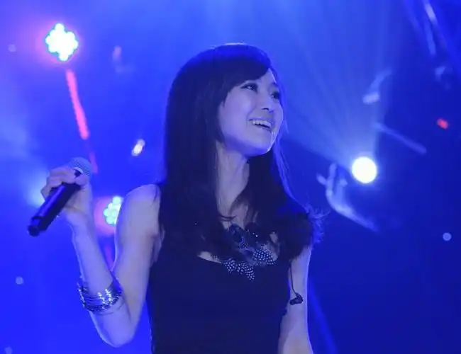 她是《爱是你我》里的女声,曾在刀郎家住10年,云朵这些年去哪了