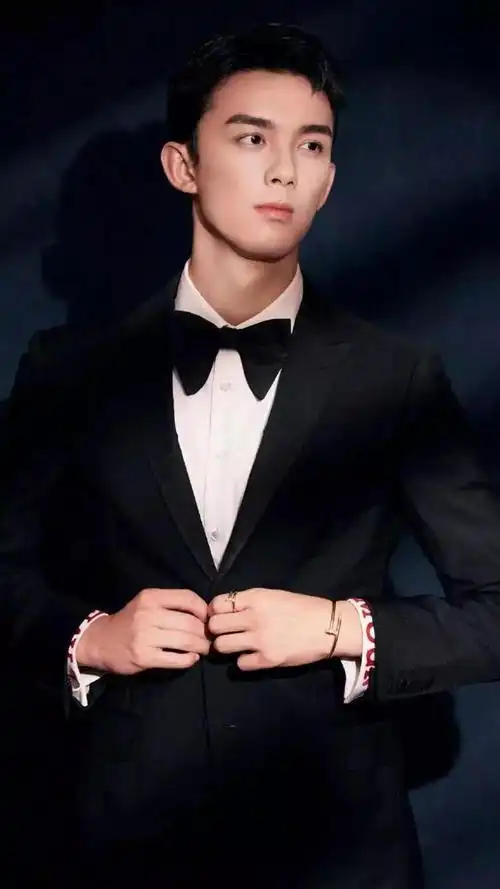 吴磊成都路演紧张到不敢和粉丝对视网友泪目了