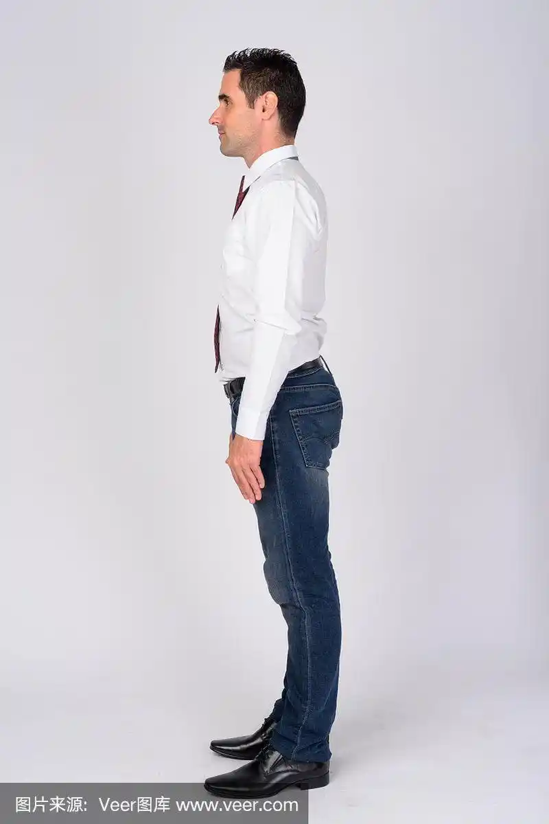 全身拍摄的侧面视图英俊的商人对白色的背景