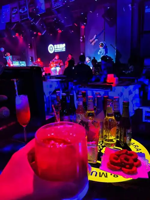 我喜欢的微醺在此深夜草莓酒吧