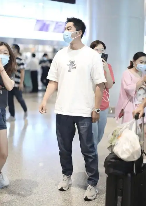 大黑牛李晨私下还挺低调的穿着也朴素身材真壮实太有男人味了