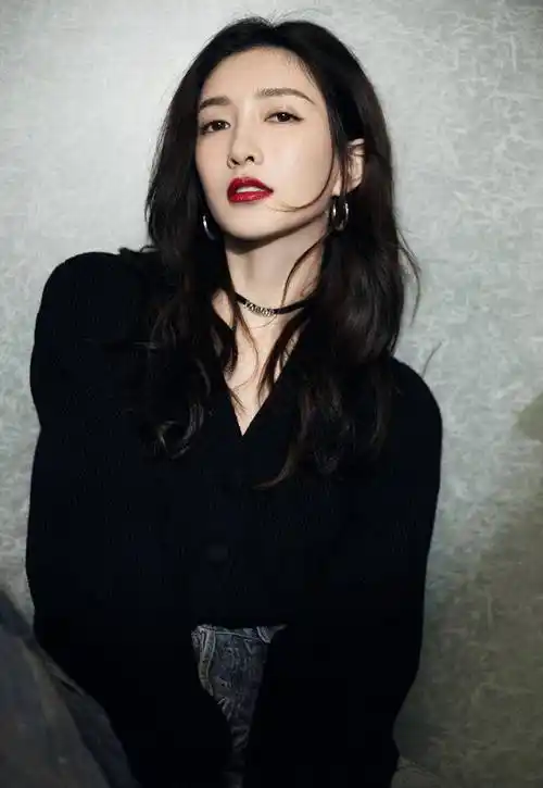 原创江疏影气质全开穿一件抹身材连衣裙搭大波浪卷发时尚优雅又洋气