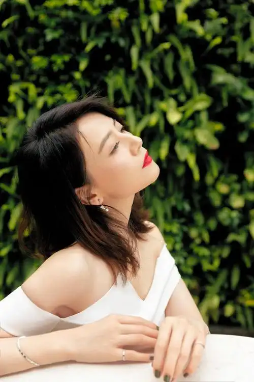 高圆圆穿白色一字肩连衣裙妆容精致气质优雅