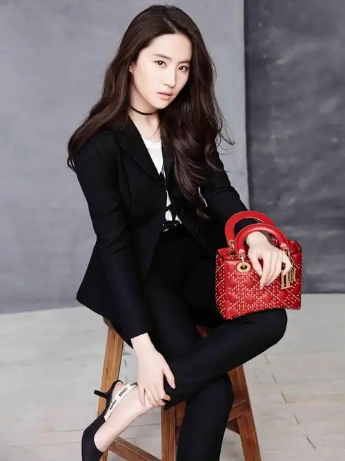 盘点了刘亦菲穿过的10套西装造型,她真的是名副其实的天仙攻!